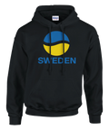Svart hoodie med blå-gul grafisk boll och texten "SWEDEN"