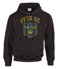 Mörkbrun hoodie med gulblått retroemblem med tre kronor och texten "SVERIGE"
