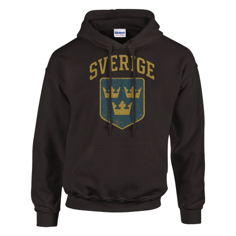 Mörkbrun hoodie med gulblått retroemblem med tre kronor och texten "SVERIGE"
