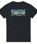 Svart t-shirt med texten SWEDE i svensk naturdesign