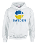 Vit hoodie med blå-gul grafisk boll och texten "SWEDEN"
