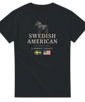 T-shirt med Swedish American-motiv, dalahäst och svenska samt amerikanska flaggor – svart