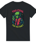 t-shirt med alien i varsityjacka och texten "Too Cool for This Planet"