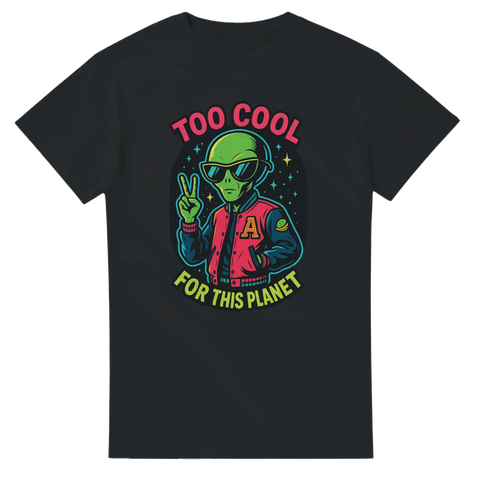t-shirt med alien i varsityjacka och texten "Too Cool for This Planet"