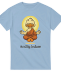 En and som mediterar och texten "Andlig ledare" på ljusblå t-shirt. 