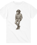 T-shirt med schimpans i kostym, händer i fickorna, vit bakgrund