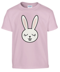 Ljusrosa barn-t-shirt med ett tecknat kaninansikte med stängda ögon och långa öron.