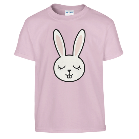 Ljusrosa barn-t-shirt med ett tecknat kaninansikte med stängda ögon och långa öron.
