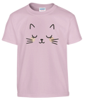 Rosa barn-t-shirt med ett stiliserat kattansikte – stängda ögon, morrhår och rosiga kinder.
