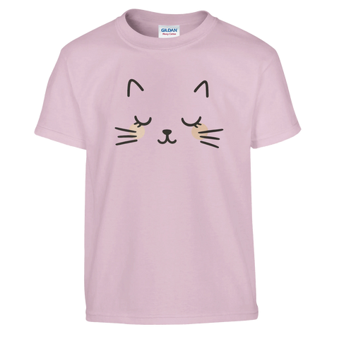 Rosa barn-t-shirt med ett stiliserat kattansikte – stängda ögon, morrhår och rosiga kinder.