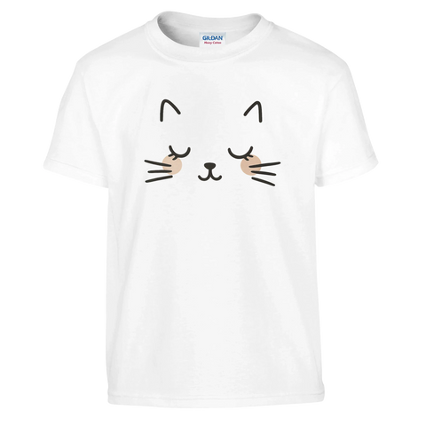 Vit barn-t-shirt med ett stiliserat kattansikte – stängda ögon, morrhår och rosiga kinder.