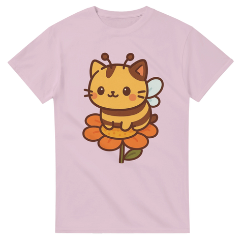 Rosa t-shirt med en tecknad katt utklädd till bi, sittandes på en blomma.