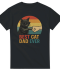 Svart t-shirt med retrostilad katt med solglasögon som fistbumpar en hand, text "Best Cat Dad Ever".