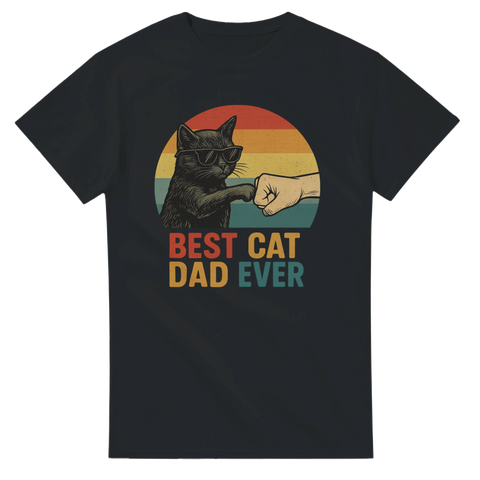 Svart t-shirt med retrostilad katt med solglasögon som fistbumpar en hand, text "Best Cat Dad Ever".