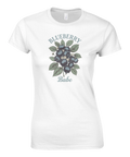 Illustration av blåbärsklase med texten Blueberry Babe på vit t-shirt
