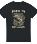 T-shirt Original i svart med texten "Born to Fish, Forced to Work" och en hoppande fisk.