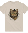 Naturfärgad t-shirt med en realistisk katt som ser ut att bryta sig ut genom en reva i tyget.