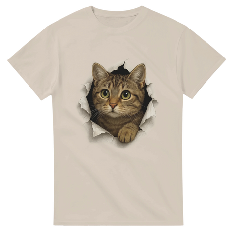 Naturfärgad t-shirt med en realistisk katt som ser ut att bryta sig ut genom en reva i tyget.