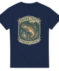 Marinblå t-shirt med illustration av en bäcköring i badge-stil, texten "Brown Trout – Stream & Steel"