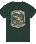 Mörkgrön t-shirt med illustration av en bäcköring i badge-stil, texten "Brown Trout – Stream & Steel"