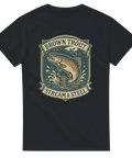 Svart t-shirt med illustration av en bäcköring i badge-stil, texten "Brown Trout – Stream & Steel"