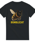 Svart t-shirt med ett fotorealistiskt motiv av en katt med humlekropp och texten "Bumblecat".