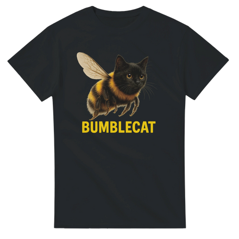 Svart t-shirt med ett fotorealistiskt motiv av en katt med humlekropp och texten "Bumblecat".