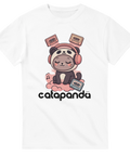 Vit t-shirt med en katt i pandadräkt som lyssnar på musik med hörlurar och kassettband, text "catapanda".