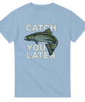 Ljusblå t-shirt med öring och texten "Catch You Later" i stora bokstäver
