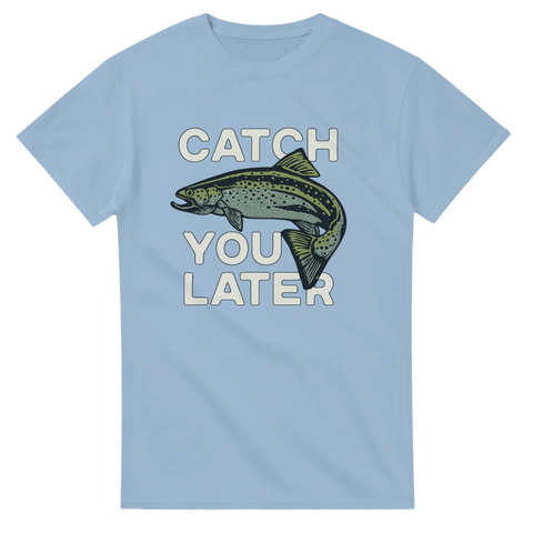 Ljusblå t-shirt med öring och texten "Catch You Later" i stora bokstäver