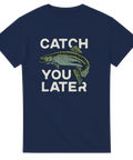 Marinblå t-shirt med tecknad öring och texten "Catch You Later" i stora bokstäver