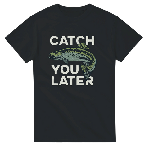 Svart t-shirt med tecknad fisk och texten "Catch You Later" i stora bokstäver