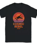 T-shirt med texten "Cosmic Rebel 1979" och silhuett av rymdskepp mot retro solnedgång