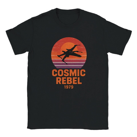T-shirt med texten "Cosmic Rebel 1979" och silhuett av rymdskepp mot retro solnedgång