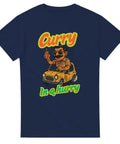 Texten "Curry in a hurry" i färgglad font och en indisk taxichaufför på marinblå t-shirt.