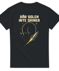 Svart t-shirt med raketmotiv och texten Där solen inte skiner