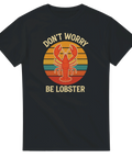 Svart t-shirt med retrofärgad solnedgång, röd hummer och text Don’t Worry Be Lobster