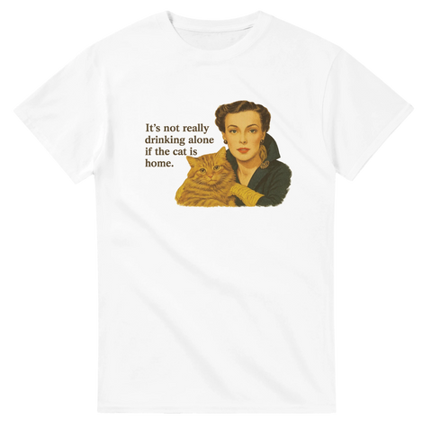 Humoristisk t-shirt med vinbudskap och katt i retrostil