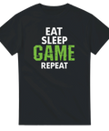 Svart t-shirt med texten Eat Sleep Game Repeat i vit och grön stil