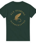 Mörkgrön t-shirt med elegant guldfärgad illustration av en fluga och texten "Fly Fishing – Handcrafted"