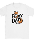Grafisk illustration av en räv med korslagda armar och texten Foxy Dad på en vit t-shirt