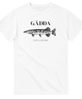 Svartvit illustration av en gädda på vit t-shirt – fiskemotiv