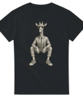 T-shirt med sittande giraff i kostym och sneakers, svart bakgrund