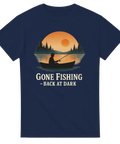 Marinblå t-shirt med silhuett av fiskare i båt mot solnedgång, text "Gone Fishing – Back at Dark"