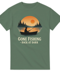 Militärgrön t-shirt med silhuett av fiskare i båt mot solnedgång, text "Gone Fishing – Back at Dark"