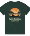 Skogsgrön t-shirt med silhuett av fiskare i båt mot solnedgång, text "Gone Fishing – Back at Dark"