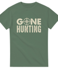 Grön t-shirt med texten Gone Hunting och kikarsikte i beige