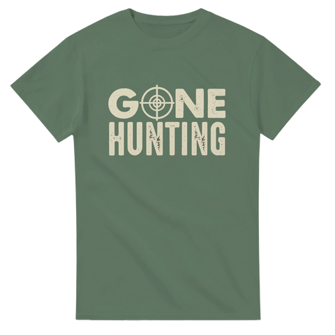 Grön t-shirt med texten Gone Hunting och kikarsikte i beige