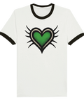 T-shirt med grönt hjärta omgivet av svarta taggar på vit ringer-tröja