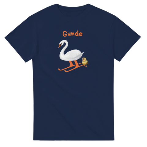 Blå t-shirt med texten Gunde svan och skidåkande svan